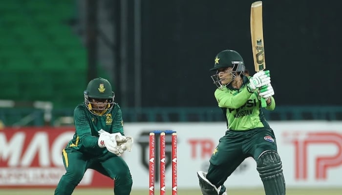 1345612_9475975_pak-vs-sa-1_updates Pakistans Sidra Amin plays a shot during their third ODI against South Africa at the Gaddafi Stadium in Lahore on September 22, 2025 - PCB
