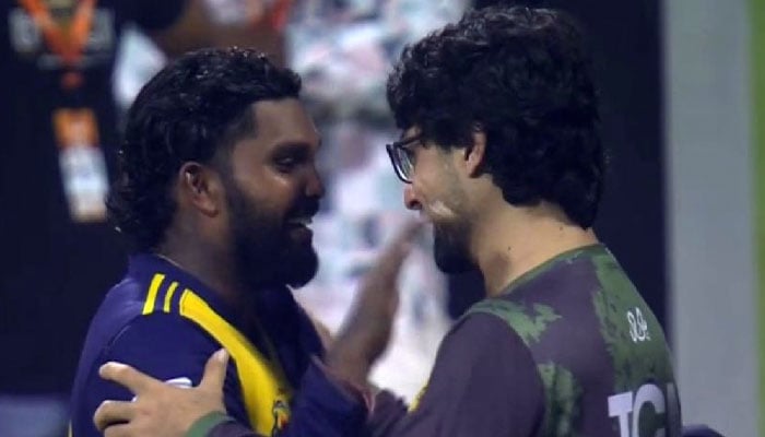 1345881_6816294_abrar-hasaranga-1_updates Pakistans Abrar Ahmed (right) and Sri Lankas Wanindu Hasaranga smiling and hugging shortly after light-hearted exchange on field during ACC Mens T20 Asia Cup 2025 Super Four match at the Zayed Cricket Stadium in Abu Dhabi on September 23, 2025. — ACC