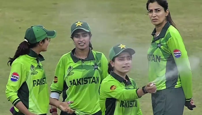 1348774_9245336_fatima-sana-2_updates Pakistan skipper Fatima Sana leads on-field spray response after swarm of insects invaded the ground during the Pakistan vs India ICC Womens Cricket World Cup match in Colombo on October 5, 2025. — Screengrab/X