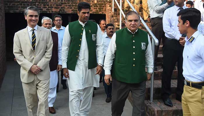 1350070_6607181_arshad-nadeem-and-salman-iqbal-butt-2_updates Ace javelin thrower Arshad Nadeem (second from left) and his coach Salman Iqbal Butt (second from right) visit Aitchison College, Lahore. — Facebook/@arshadnadeem76