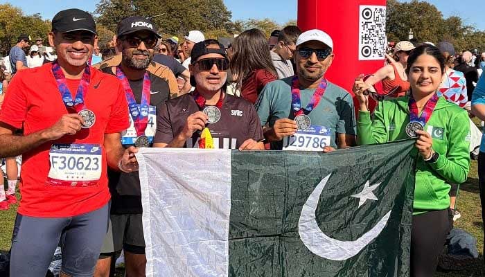 Pakistani-origin expatriate runners pose for a group photo after participating in the 2025 Chicago Marathon. — Reporter