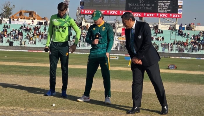 1356075_3359814_toss2_updates Pakistan captain Shaheen Afridi (left) and South Africas Matthew Breetzke during the toss ahead of the second ODI at Iqbal Stadium in Faisalabad on November 6, 2025. – PCB