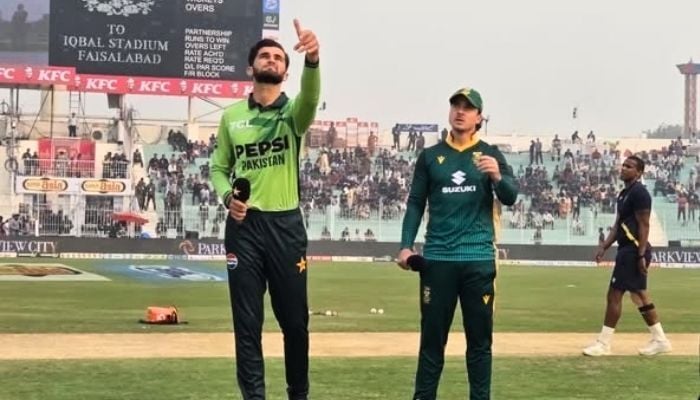 1356577_6675359_28_updates Pakistan captain Shaheen Afridi (left) and South Africas Matthew Breetzke during the toss ahead of the second ODI at Iqbal Stadium in Faisalabad on November 6, 2025. – PCB