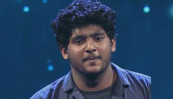 Aryan Naveed Bhatti, a young singer from Bahawalpur, performs during Pakistan Idol 2025. — Geo News
