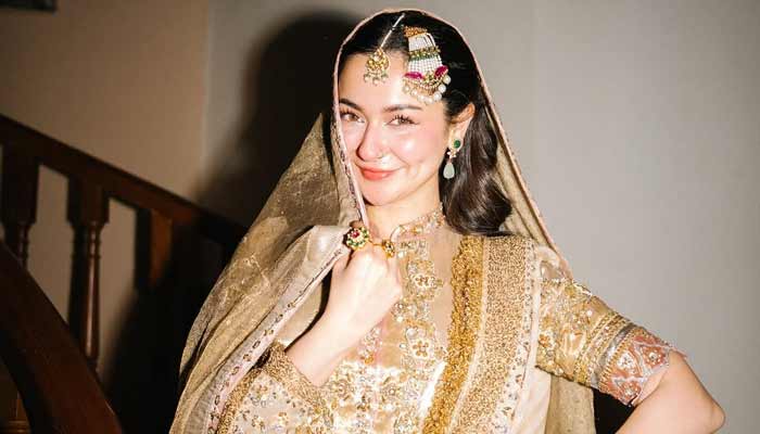 644683_4653194_updates Actress Hania Amir poses in an undated picture taken on set of drama Meri Zindagi Hai Tou. — Instagram/@haniaheheofficial